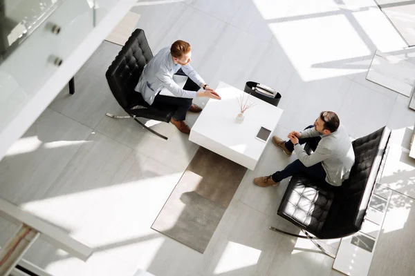 Wykresy symbolizujące wzrost inwestycji i edukację finansową